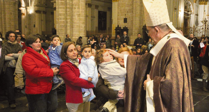 La seo se llena de embarazadas y matrimonios con bebés para recibir la bendición en el Día de la Vida El Arzobispo: “Haced de vuestras  familias escuelas vivas del Evangelio”