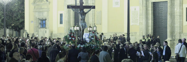 La Semana Santa, con ojos jóvenes Los Juniors acompañan con oraciones, cantos y antorchas el vía crucis por Ciutat Vella