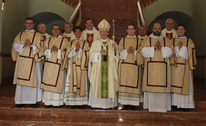 Cuatro seminaristas y dos religiosos reciben la ordenación como diáconos en el Seminario Mayor de Moncada La emotiva celebración fue presidida por el Arzobispo y concelebrada por 95 sacerdotes