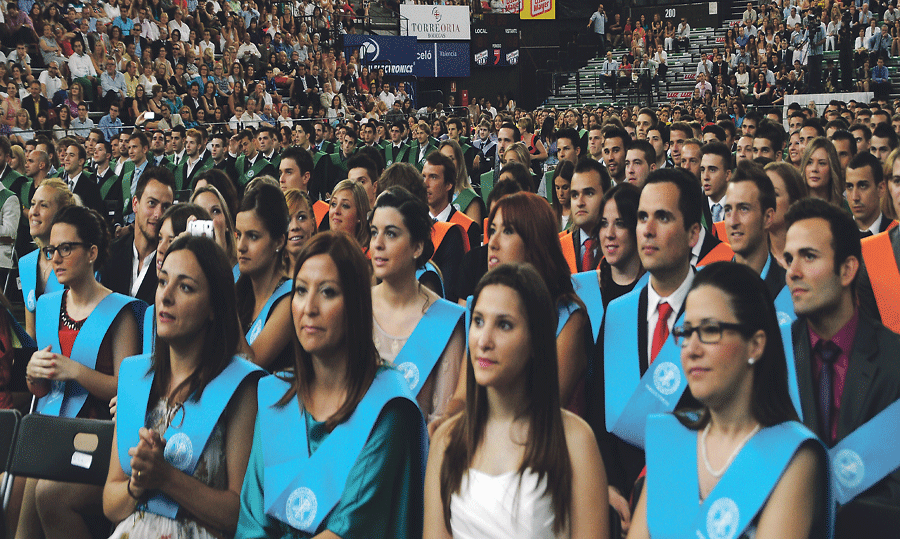 La Universidad Católica ya tiene a sus primeros médicos graduados El Arzobispo pide a los recién graduados que "empleen sus conocimientos para hacer el bien"