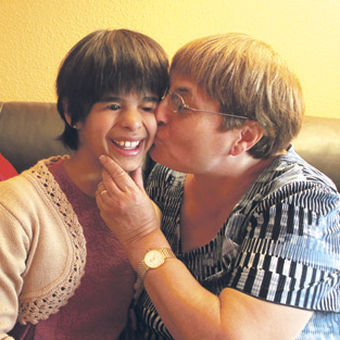 Historia del matrimonio valenciano invidente que adoptó a Lucía, la niña ciega que dio su bastón al Papa