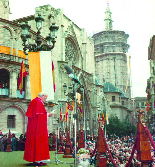 El ‘Papa grande’ que  reelegía a Valencia Aquí celebró la mayor ordenación sacerdotal de su pontificado, en el año 1982