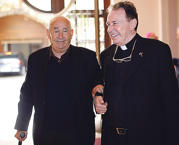 Relevo en HOSOJU: el padre Giacomucci deja la presidencia tras 45 años de entrega Será sustituido por el sacerdote Vicente Aparicio, director de ASPADIS