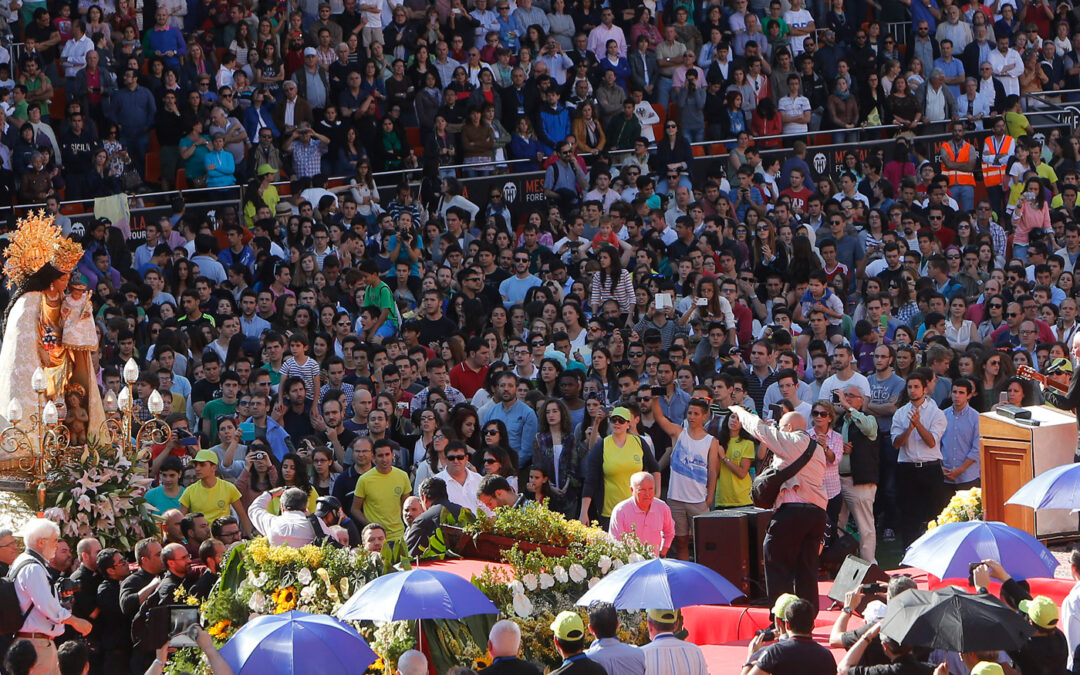 400 jóvenes y 200 familias se ofrecen en Valencia  a ir como misioneros para evangelizar en Asia En el encuentro del Camino Neocatecumenal con Kiko Argüello en el estadio de Mestalla, presidido por Mons.Osoro