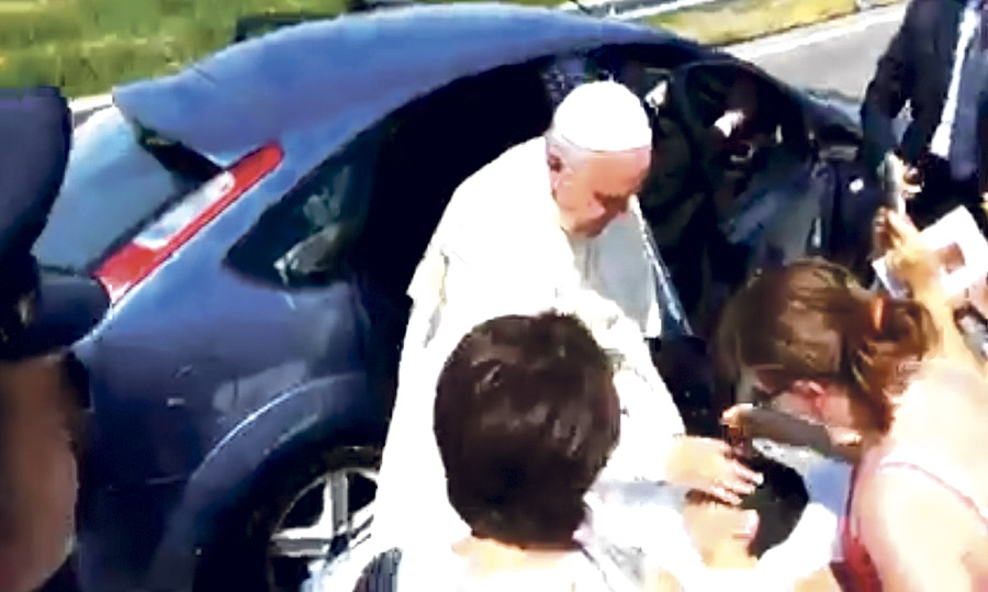 Un papa que para el coche en medio de la carretera para besar a la gente Gesto de Francisco
