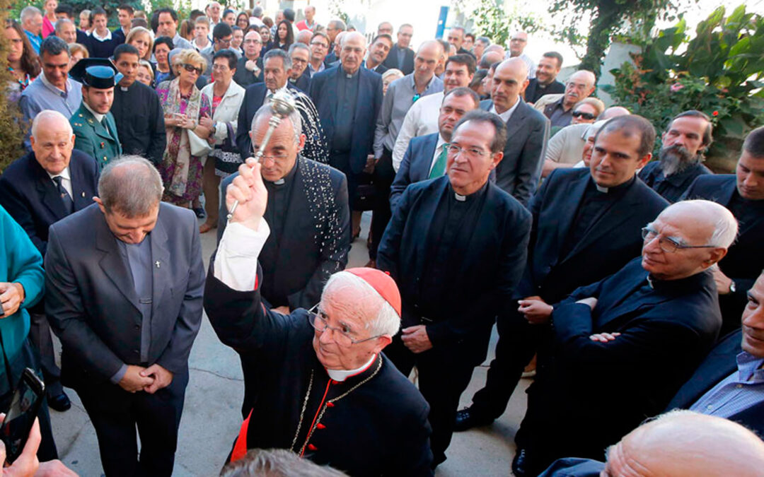 El arzobispo electo de Valencia reza ante la patrona de Utiel a la que regala su cruz pectoral En la iglesia de Santa Ana