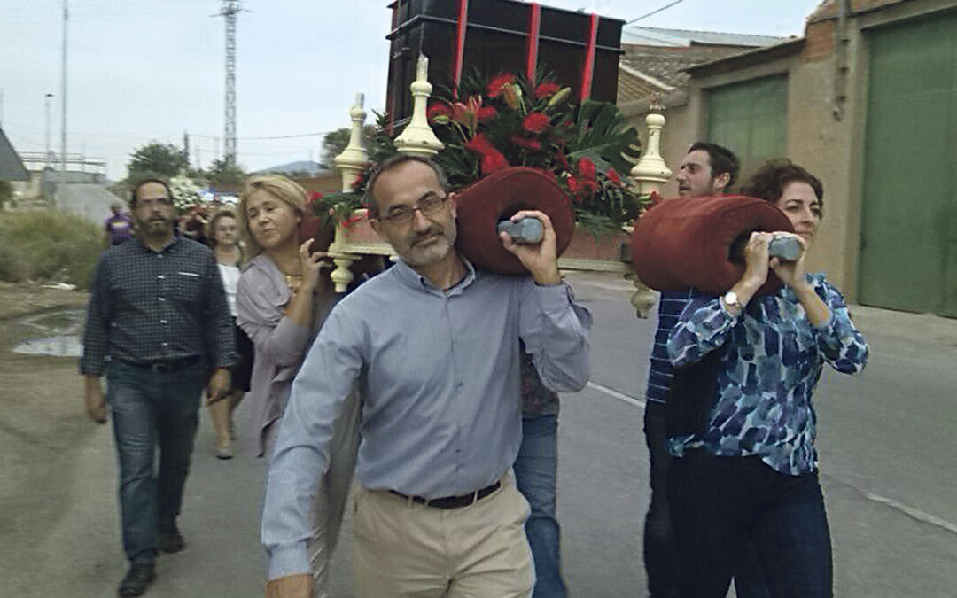 Los restos mortales del beato Luis Campos reciben sepultura en la iglesia de Benaguasil Además, depositan una reliquia del mártir en el Palacio Colomina