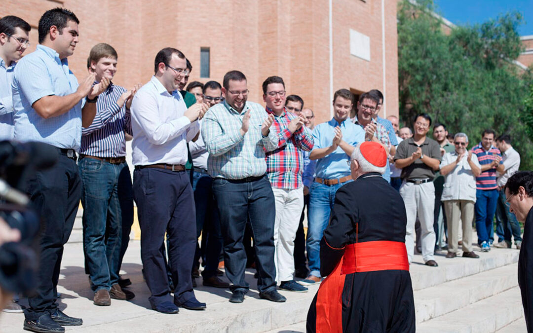 Monseñor Carlos Osoro recibe al cardenal Antonio Cañizares en el Seminario de Moncada Comparte un momento de oración en la iglesia