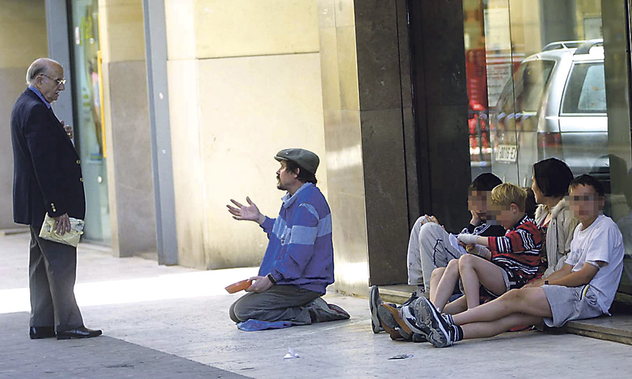 El 23 por ciento de los valencianos vive en hogares con una renta inferior al umbral de la pobreza Primera edición del Estudio de coyuntura "Análisis y perspectivas Comunitat Valenciana 2014. Crisis y derechos sociales"