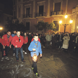 Los scouts traen a Valencia la Luz de la Paz Numerosas parroquias y movimientos de la diócesis prendieron centenares de velas