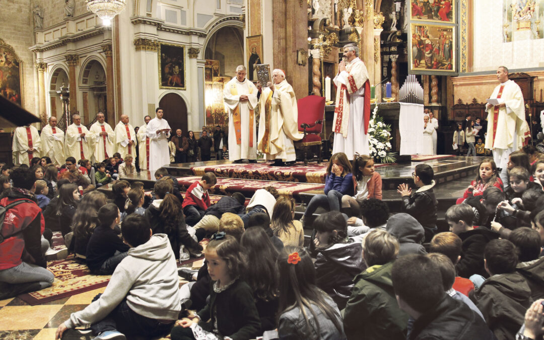 La alegría de ser y sentirse familia hoy en Valencia Padres con hijos y abuelos, venidos de toda la diócesis, comparten entre oraciones y villancicos sus testimonios y gratitud a Dios, antes de rezar el Rosario en la Plaza de la Virgen y de una misa multitudinaria en la Seo