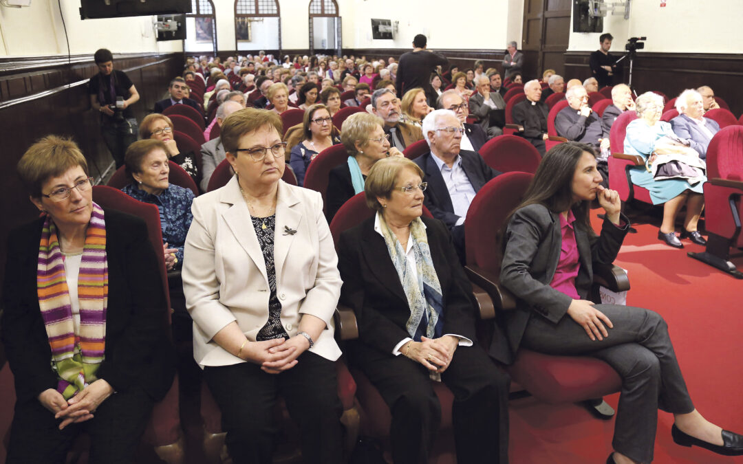 Cientos de valencianos se unen a las Obreras de la Cruz en su 50 aniversario En la Facultad de Teología de Valencia, donde tuvieron que habilitarse 500 sillas en su claustro para el acto