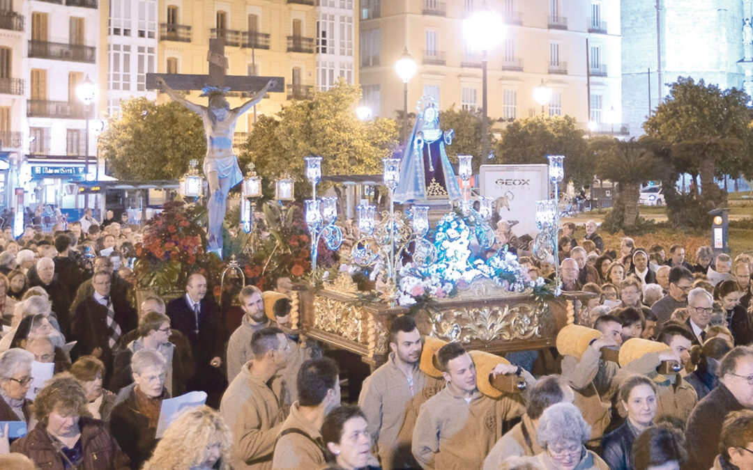 Semana Santa, tiempo de orar también por "los  cruficicados de nuestra época" El via crucis recorre las calles del centro histórico de Valencia