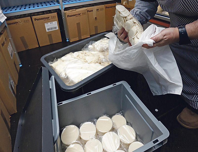 Formas para el Señor, desde Puçol Las Carmelitas Descalzas elaboran obleas para consagrar desde hace décadas en el monasterio de la  Sagrada Familia con maquinaria especializada, e intentan mantener su trabajo en medio de la crisis