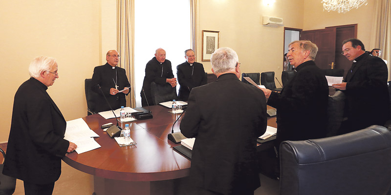 “Total respaldo” de los obispos de Alicante y Castellón a la carta del Cardenal a la AVL Lamentan la publicación del ‘Oracional valencià’ sin autorización