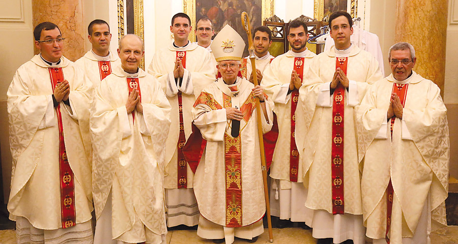 Siete nuevos sacerdotes para la diócesis: “hombres de Dios para una sociedad sin Dios” El Cardenal preside la ordenación de presbíteros en una Catedral abarrotada de amigos y familiares