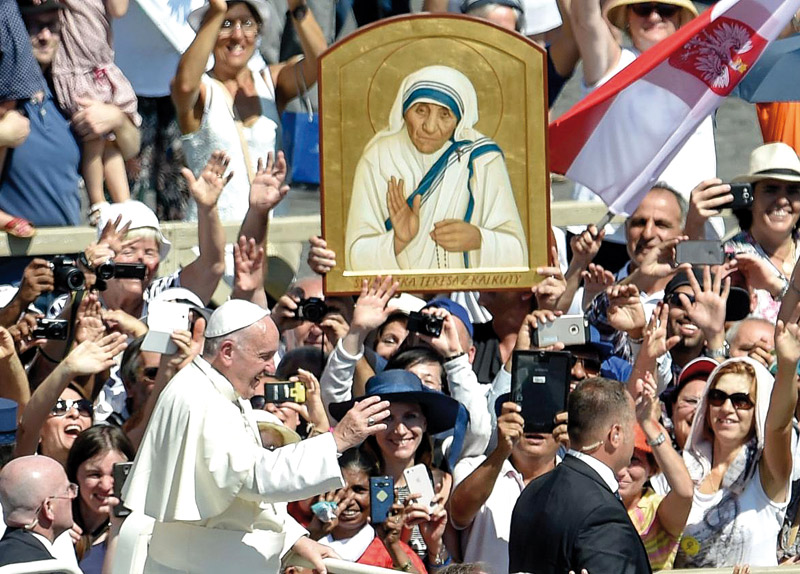 El Papa canoniza a Teresa de Calcuta y elogia su defensa de la vida, “tanto la no nacida como la abandonada” La ceremonia, hito dentro del Jubileo de la Misericordia, congrega a 120.000 fieles