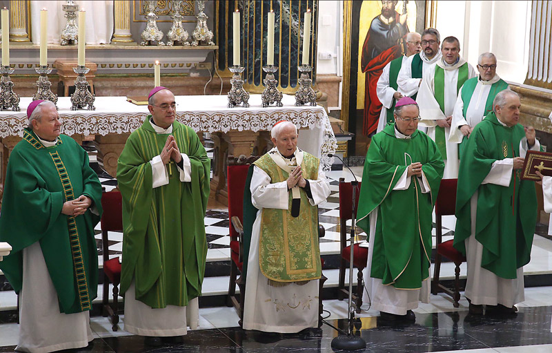 Colegios y parroquias del Marítimo y la Punta  reciben ya la visita pastoral de los obispos La misa de apertura “ejemplo de hermosura de celebración”, según el Cardenal