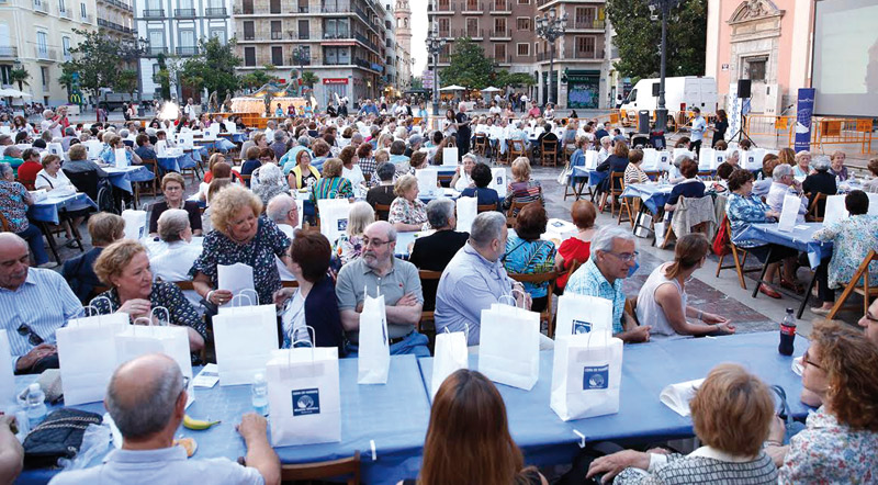 África pide ayuda en Valencia Cerca de 500 personas participaron en la cena del hambre de Manos Unidas en la plaza de la Virgen