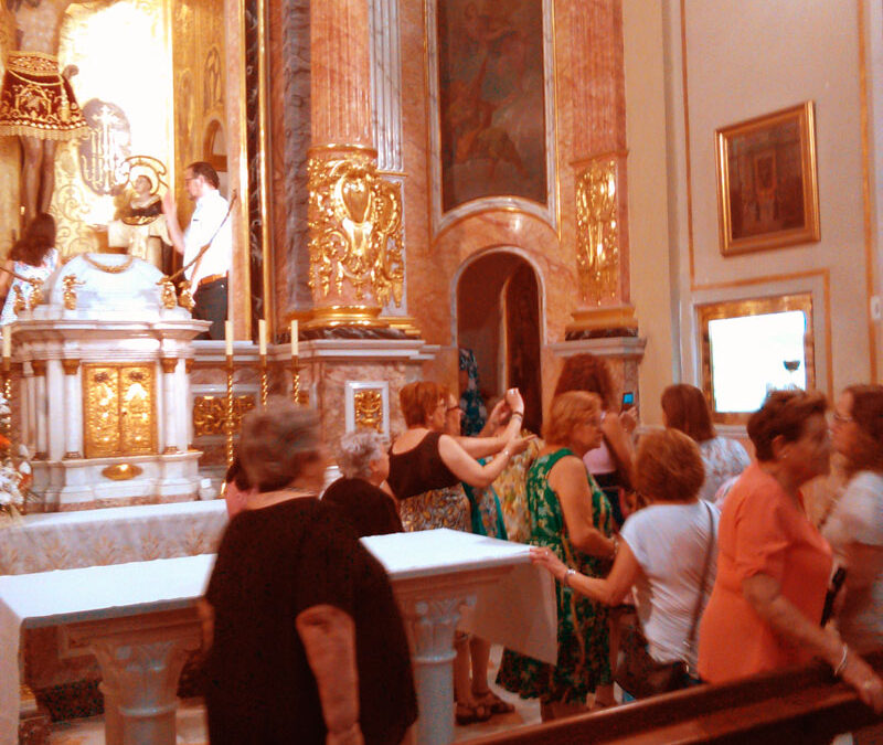 La parroquia San Pedro de Paterna celebra la fiesta de su titular En la misa se colocó la réplica del Santo Cáliz en la nueva capilla