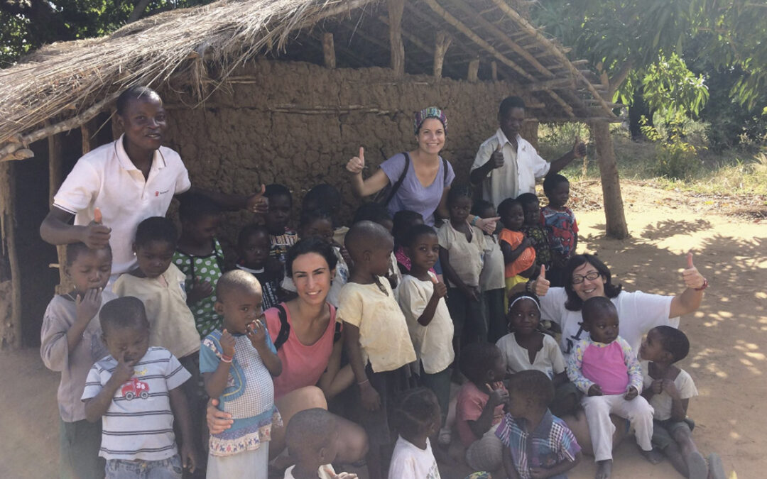 Una 'escolinha' hecha de papeles de regalo El Grupo Effatá recoge donativos para construir 9 escuelitas en Mozambique