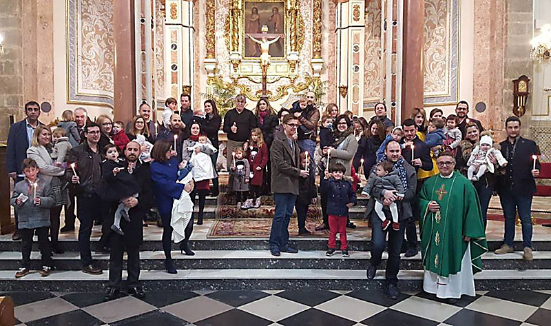 Fiesta de la Candelaria en Puzol Con la presentación de los niños recién bautizados a la Virgen