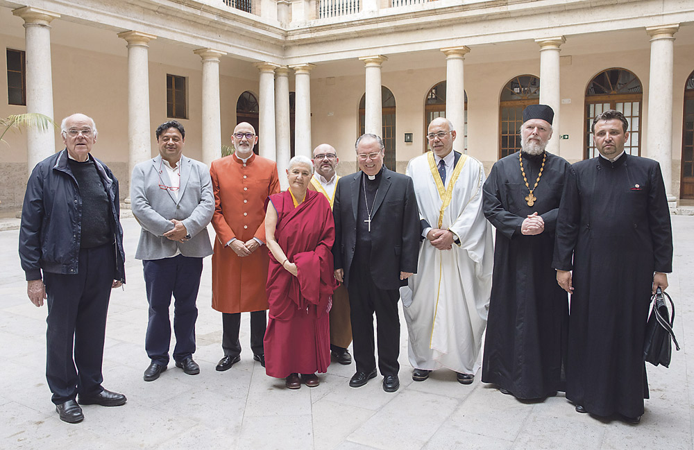 Representantes de distintas religiones se unen para participar en una oración por la paz En la Facultad de Teología y convocada por el arzobispo de Valencia