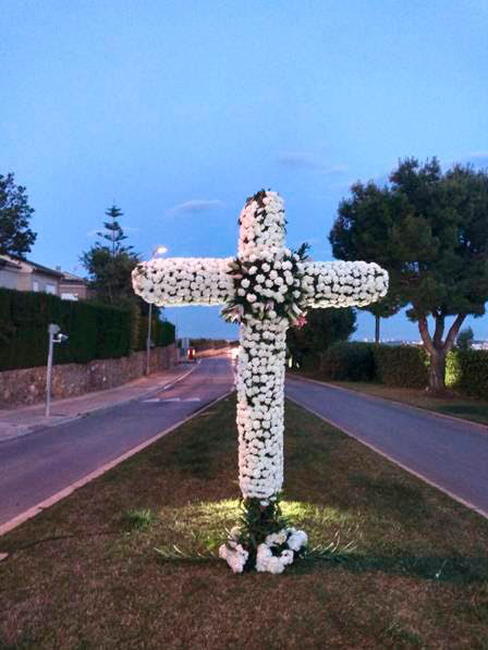 Alfinach instala su cruz de mayo Situada en la entrada de la urbanización de Puçol