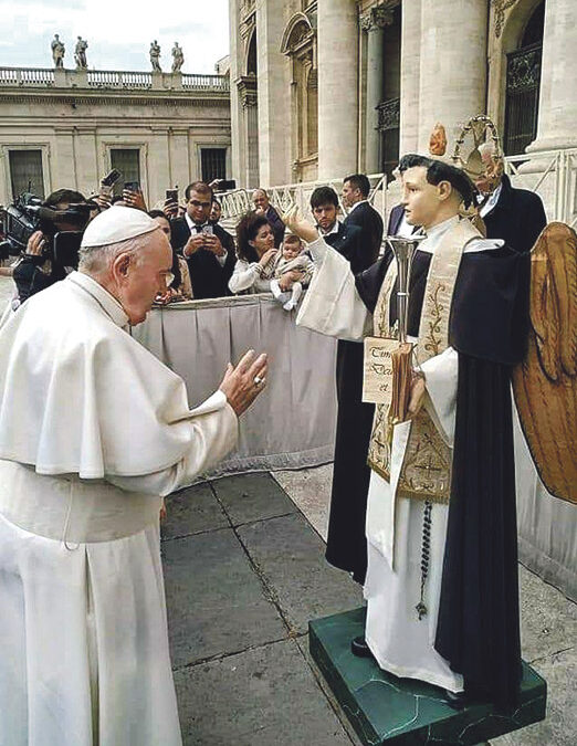 Francisco bendice una imagen  de san Vicente Ferrer Pertenece a la comunidad parroquial de Cappelle dei Marsi, una localidad del centro de Italia, donde se profesa una gran devoción al santo valenciano