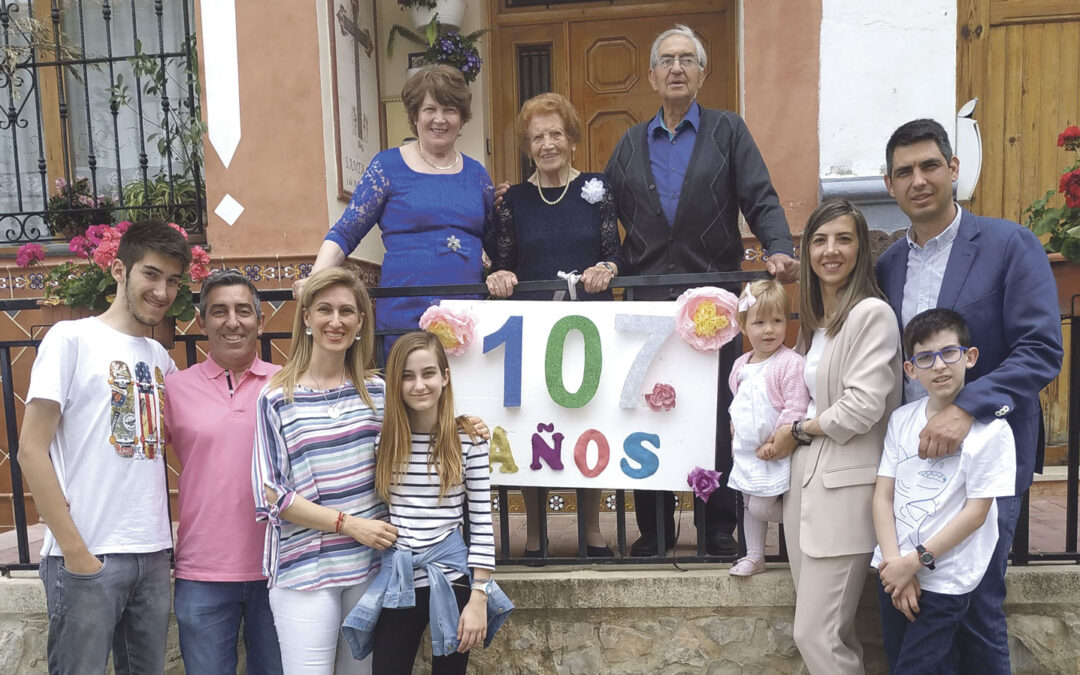 Cumple 107 años "y muy feliz" la valenciana decana de los voluntarios de Cáritas España Clotilde Veniel, de Bicorp, siempre de buen humor, sigue visitando enfermos y recogiendo ropa usada