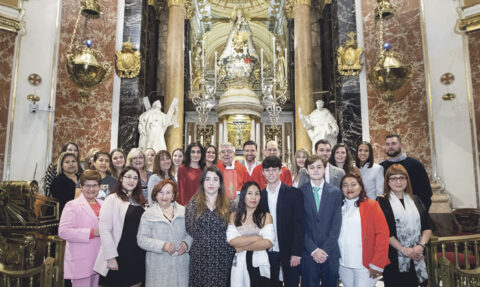 Veinticinco adultos reciben los sacramentos de iniciación cristiana ...