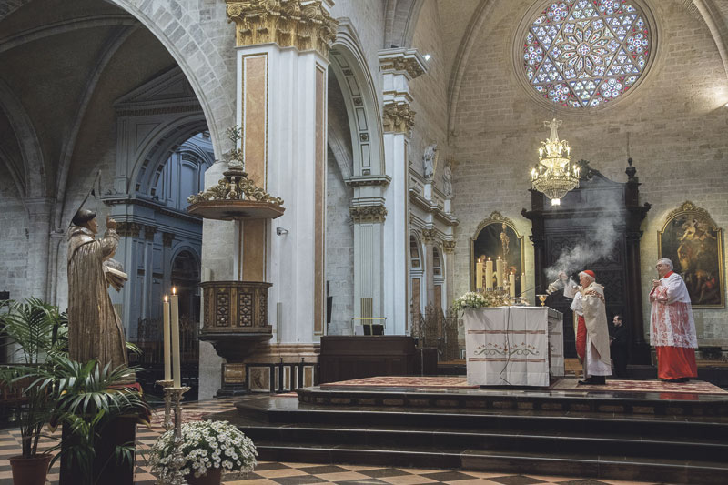 “Desde aquí, san Vicente Ferrer bendice a toda Valencia” A puerta cerrada, en la Catedral, el Cardenal oficia una solemne misa “sencilla,  silenciosa y, sin embargo, rica y auténtica” en honor del patrón regional