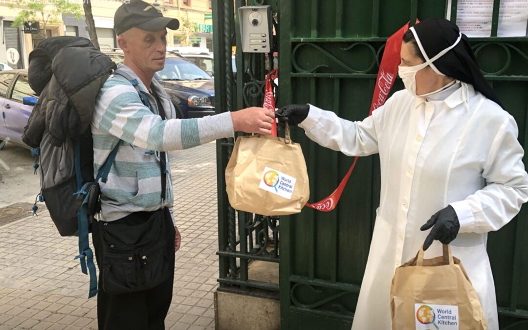 Las Madres de Desamparados y S. José de la Montaña reparten comida a diario Durante la pandemia, a los bocadillos unen bolsas con menús