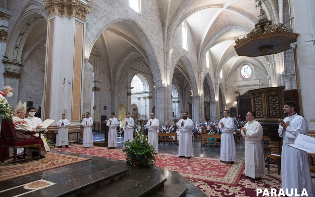 Diez nuevos diáconos, “para servir y no cerrar los oídos ante los que piden ayuda” La Catedral acoge la ordenación diaconal presidida por el arzobispo de Valencia