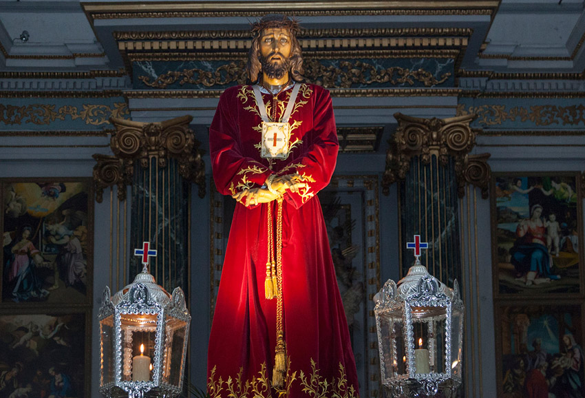 El Cristo de Medinaceli recorre este Viernes Santo las calles de Valencia en ‘maremóvil’  A iniciativa del cardenal Cañizares, para llevar consuelo a los que sufren por la pandemia
