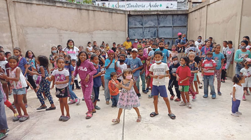 El mejor regalo de familias valencianas para chavales a más de 7.500 kilómetros Gracias a una campaña promovida por la religiosa Débora Vidal, en ayuda a niños pobres de Venezuela