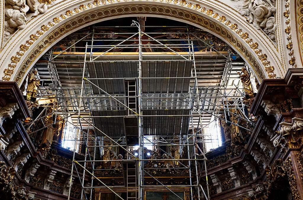 La Catedral instala una plataforma sobre el presbiterio para analizar los ángeles músicos  Especialistas de la UPV estudiarán los daños que sufren los frescos renacentistas