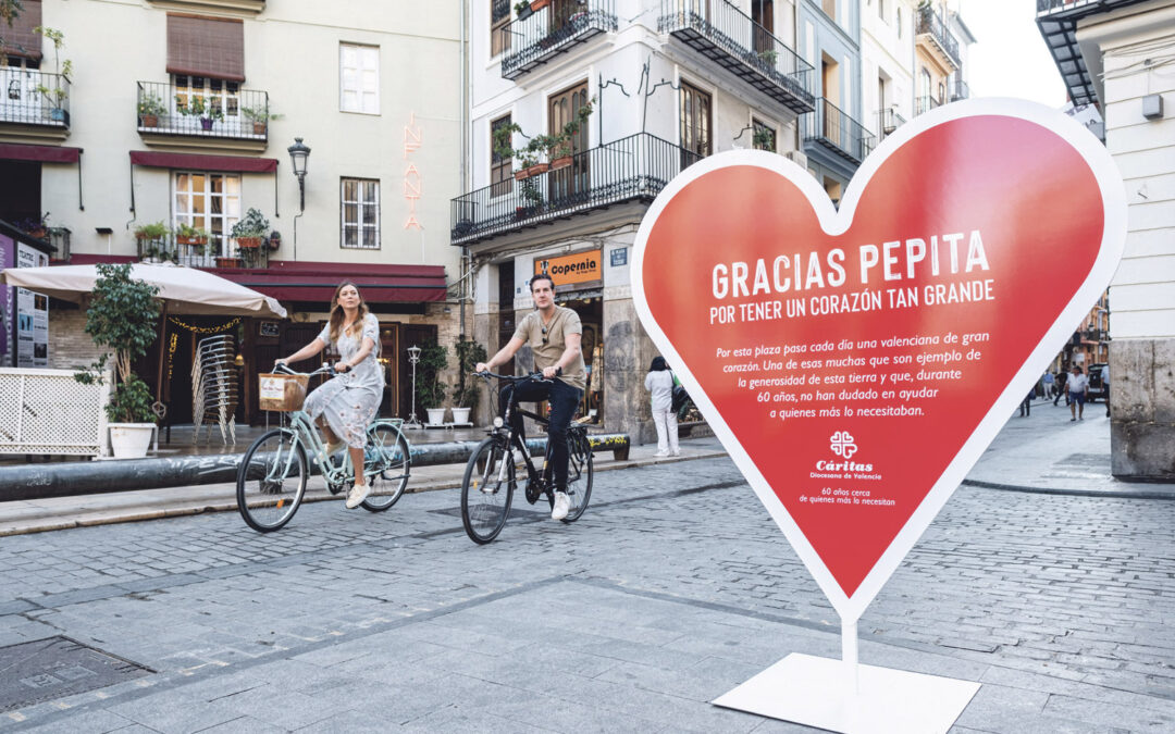 Cáritas Valencia nos da las gracias de corazón en la calle Con el lema ‘Gracias, Valencia, por tener un corazón tan grande’