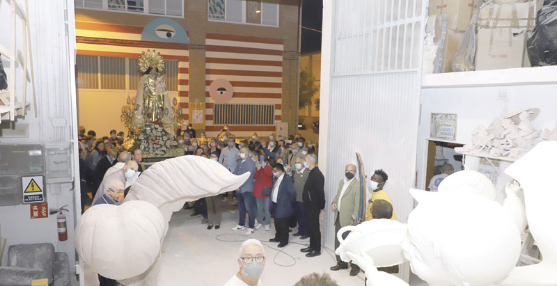 La Virgen, con artistas falleros, inmigrantes y sus ‘Exidors’ en Ciutat Fallera Visita la parroquia San José Artesano con motivo del Año San José