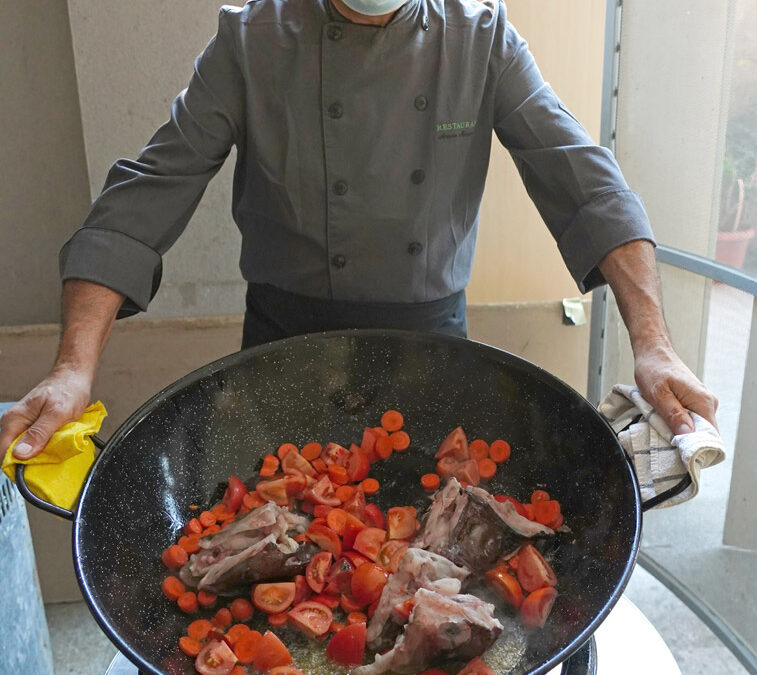 De jefe de cocina a enseñar a mujeres en riesgo de exclusión Antonio Márquez es voluntario en la parroquia S. Josemaría