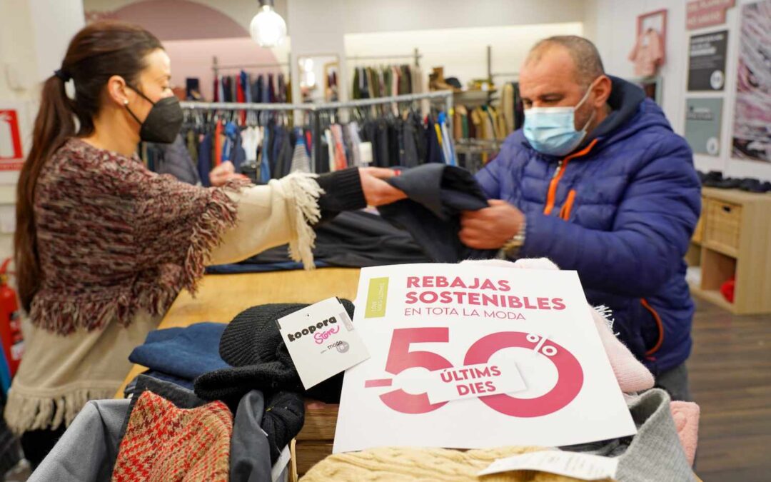 La ropa de segunda mano está de moda Las tiendas Koopera Store de Cáritas Valencia han conseguido 3.500 nuevos socios en el último año