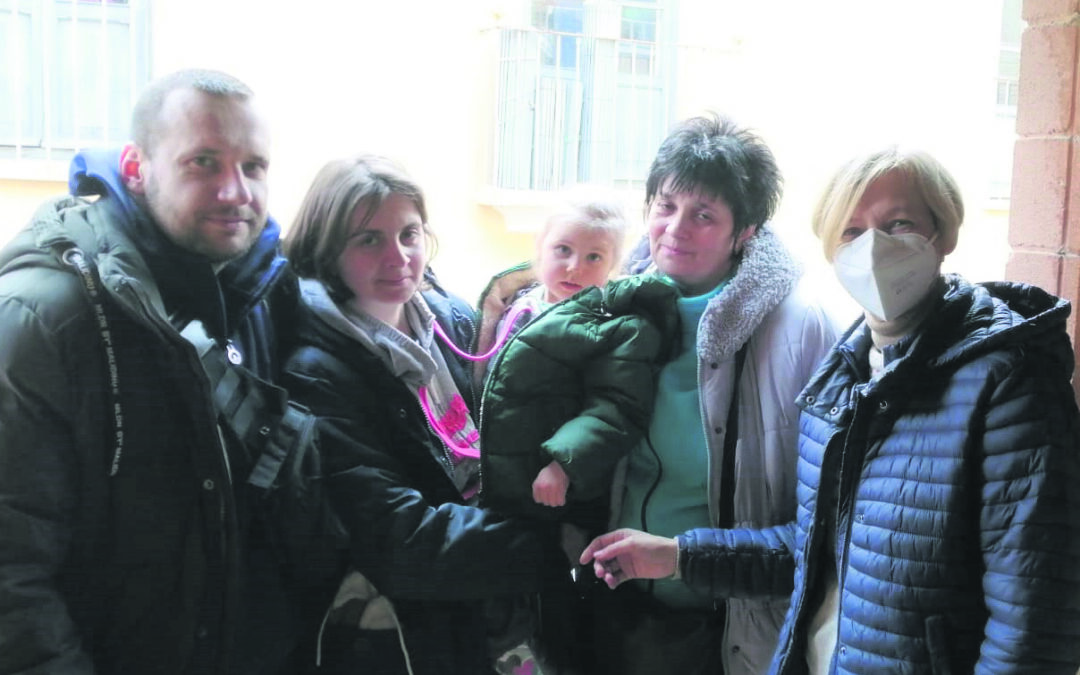 Llegan los primeros refugiados de Ucrania a La Safor acogidos por Cáritas GandiaSon 14 personas, ocho en Simat de la Valldigna y seis más en la capital de la comarca