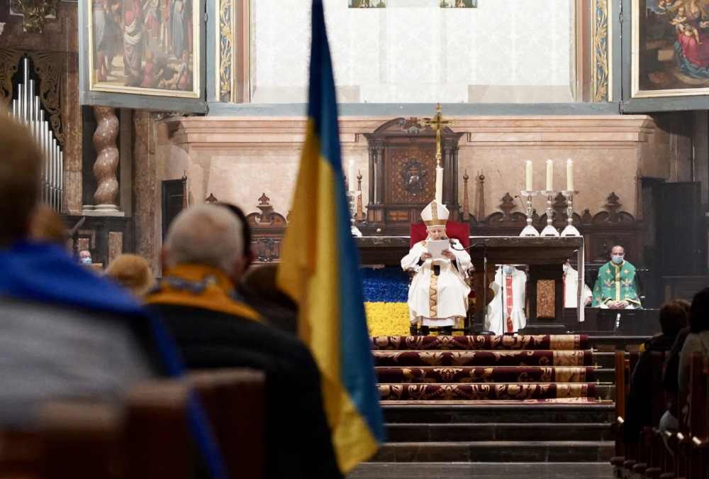 Los valencianos rezan por la paz en Ucrania El Cardenal preside una celebración  en la Catedral