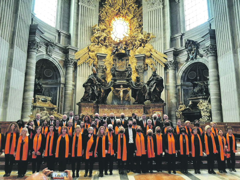 El coro del Colegio de Abogados canta en una misa en el Vaticano