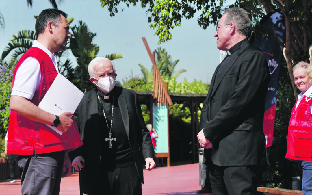 El Arzobispo asiste a la entrega de Condecoraciones 2022 de Cruz Roja en su Día Mundial En un acto presidido por la Reina Doña Leticia, en el Oceanogràfic