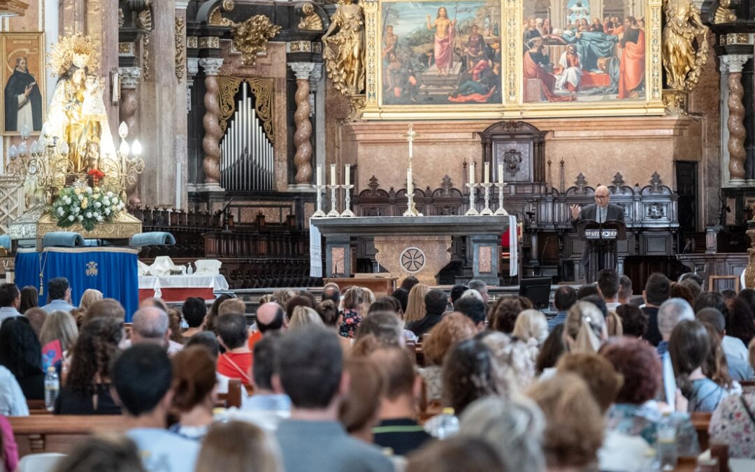 Con la Mare de Déu en el inicio de curso de Colegios Diocesanos  Más de mil profesores de los 67 colegios diocesanos se dieron cita en la Catedral de Valencia para celebrar el encuentro de inicio de curso 2022-2023