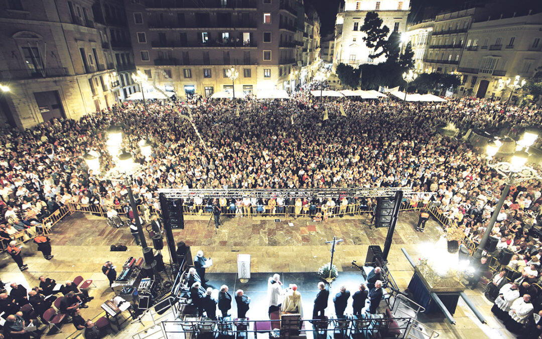 Histórico Rosario por la Vida Miles de personas rezan en la plaza de la Virgen ante la imagen de la Virgen de los Desamparados