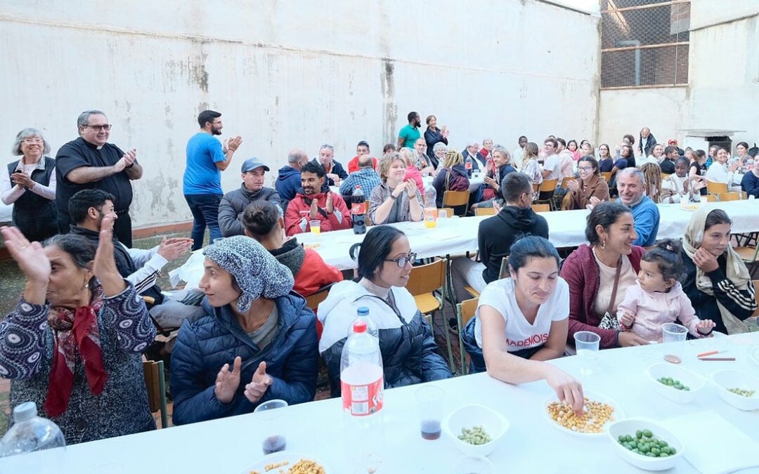 Compartir una mesa como hermanos  La asociación Apostolado de la Divina Misericordia de Valencia se unió a la celebración de la VI Jornada Mundial de los Pobres con una gran comida de fraternidad con personas sin hogar de la ciudad