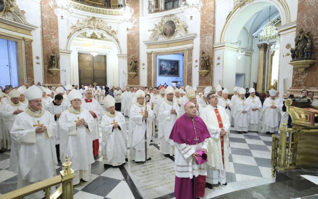 “Comence el meu ministeri confiant en el teu amor de Mare” El Arzobispo electo venera la imagen de la Patrona en la Basílica antes de la toma de posesión en la Seo