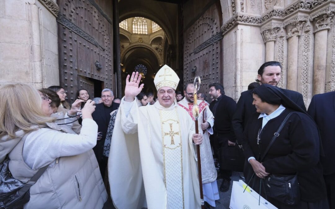 Emoción en una jornada histórica En la Eucaristía Pontifical de la toma de posesión, concelebrada por cerca de 40 Cardenales, Arzobispos y Obispos en la Catedral